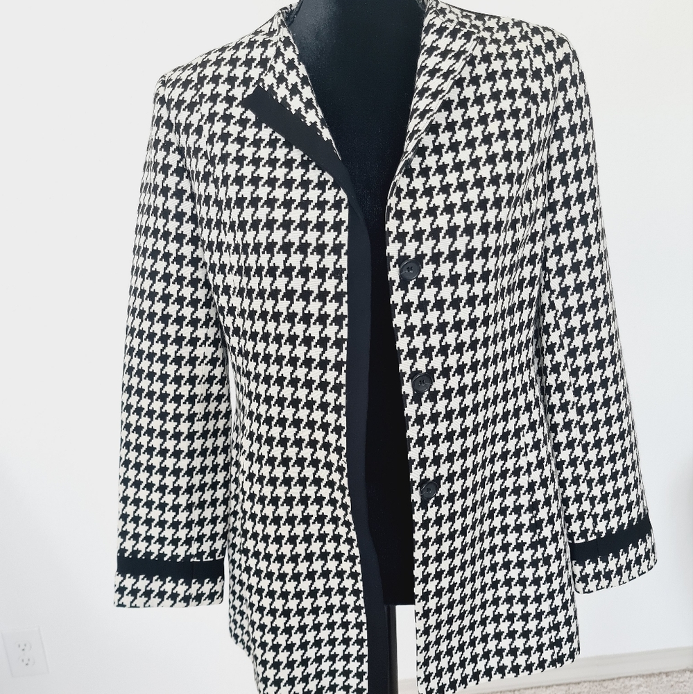 Alfani Houndstooth slim fit fully lined coat/ blazer. Color black/white. Size 10